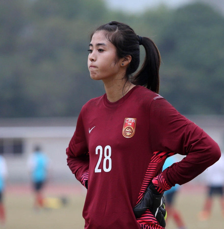 女足守门员赵丽娜(美女国脚考虑退役，曾是中国女足夺冠功臣，31岁仍单身，父母催婚)