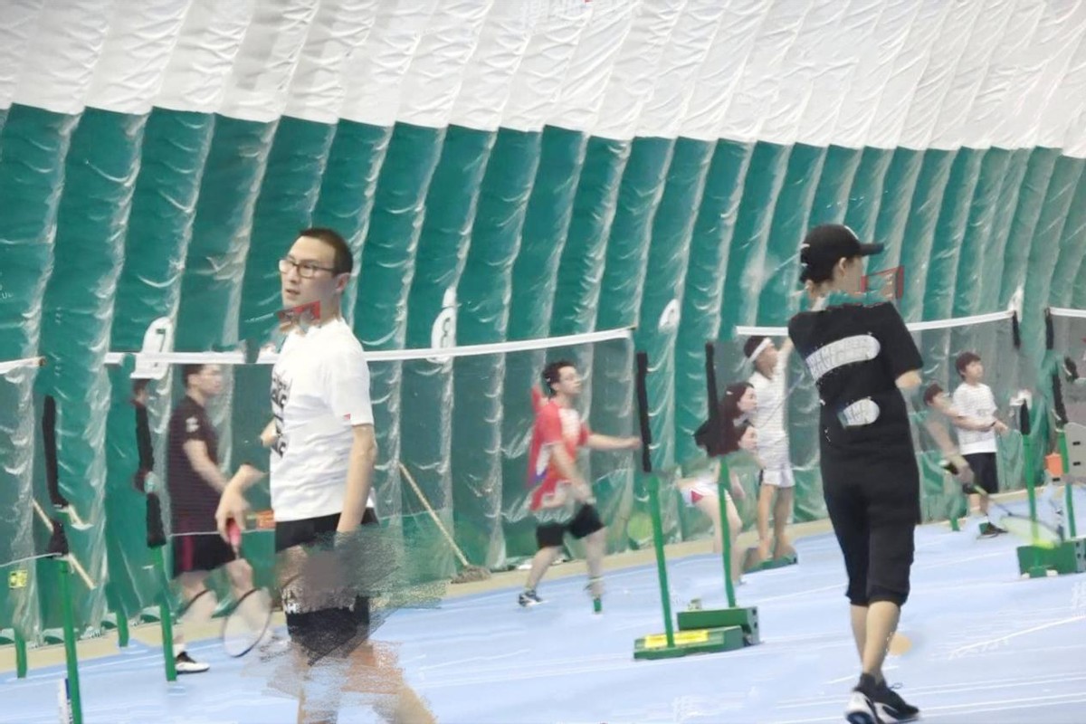 章子怡夫妇带娃逛公园！6岁女儿闹脾气哭泣，多次甩开汪峰的怀抱