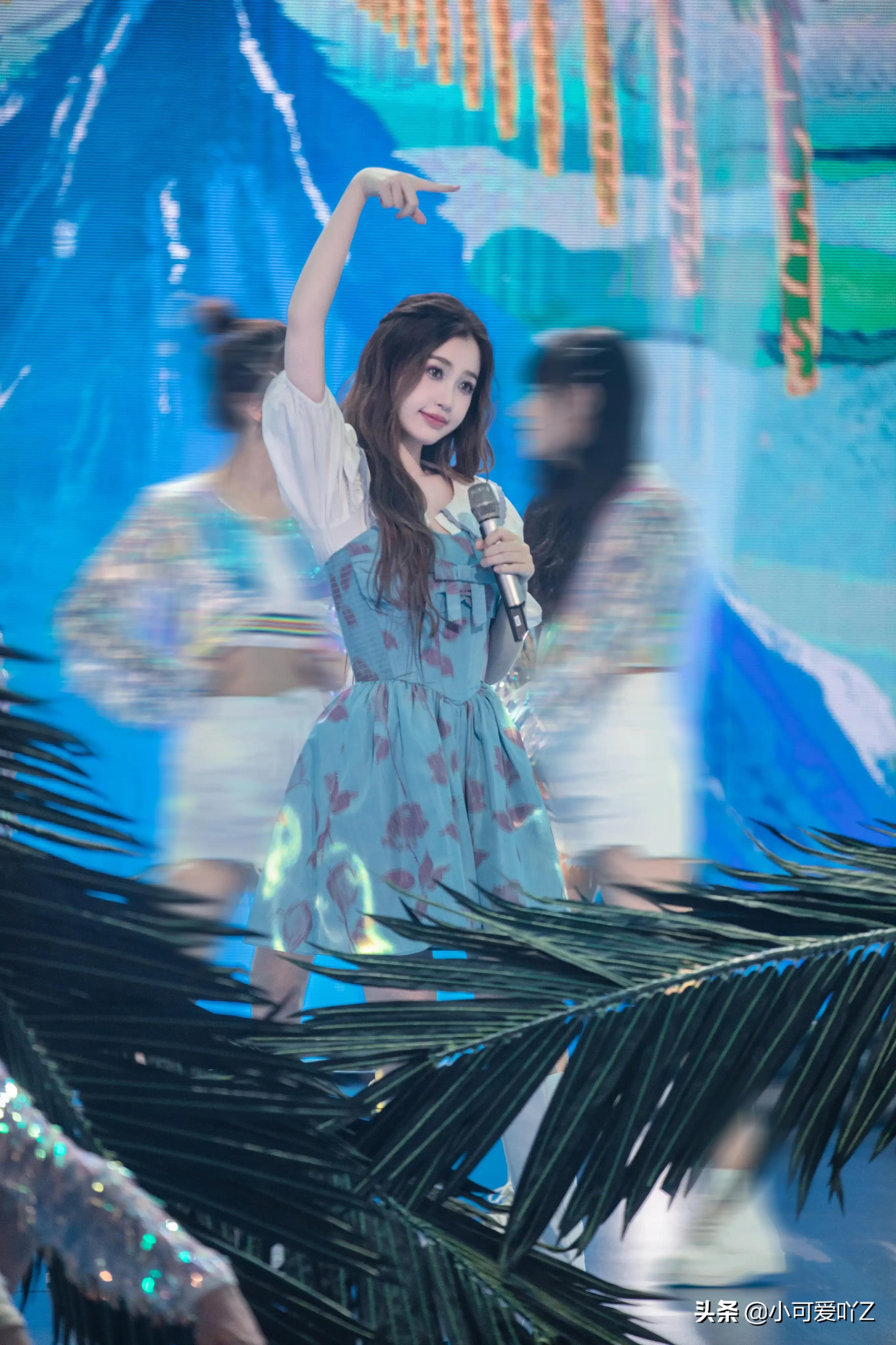 虞书欣，美人鱼造型，沙滩草裙，闪光在舞台上