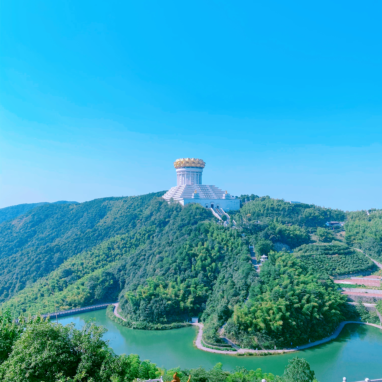 有9项世界第一的寺庙，花超10亿建造，内部金碧辉煌还有电梯