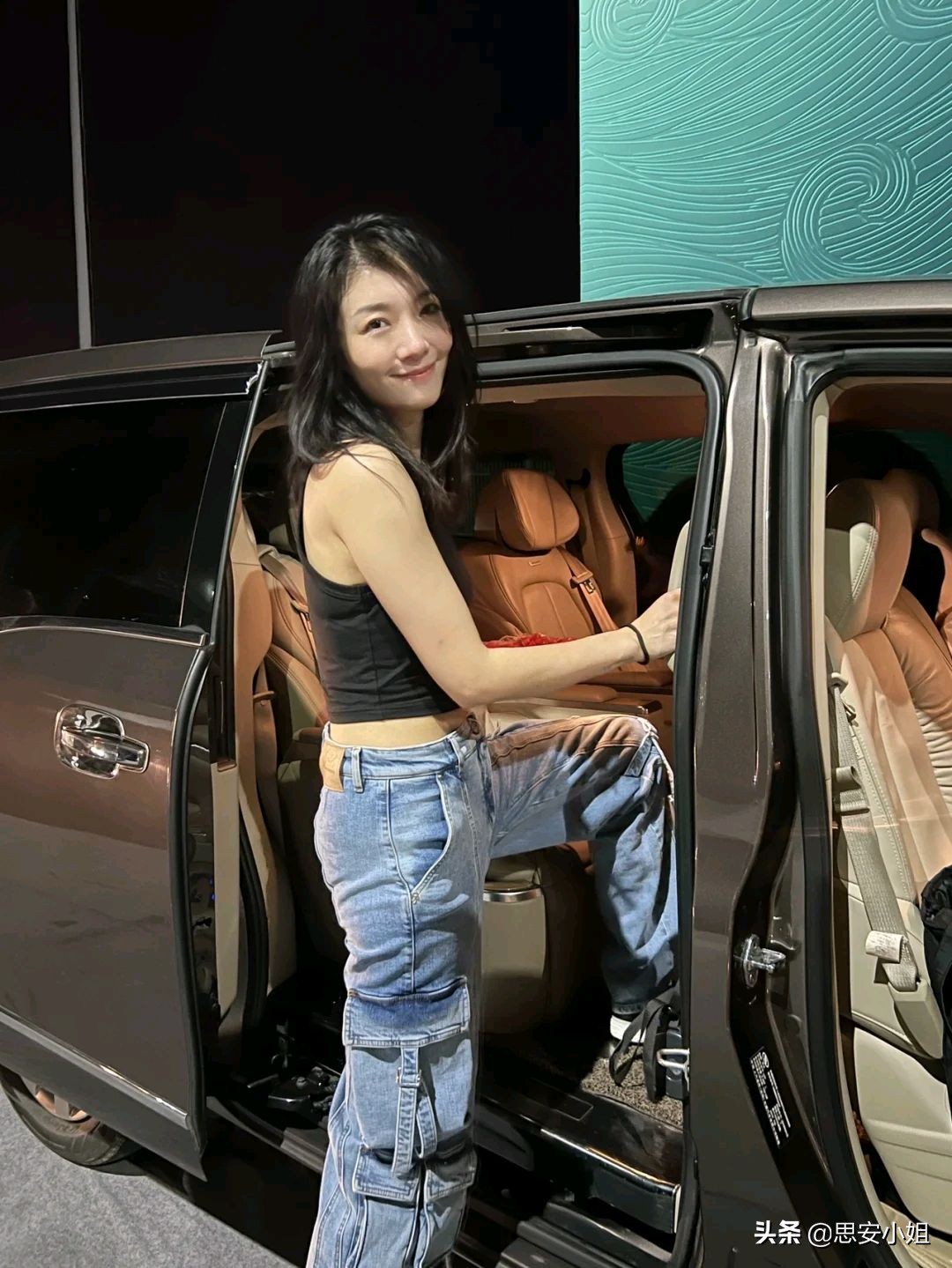 剧抛脸齐溪长相真高级，私服穿搭贵气感十足，背个水壶都很时尚