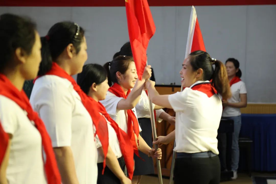 天府新区煎茶小学举行“童心向党，筑梦未来“一年级入队仪式