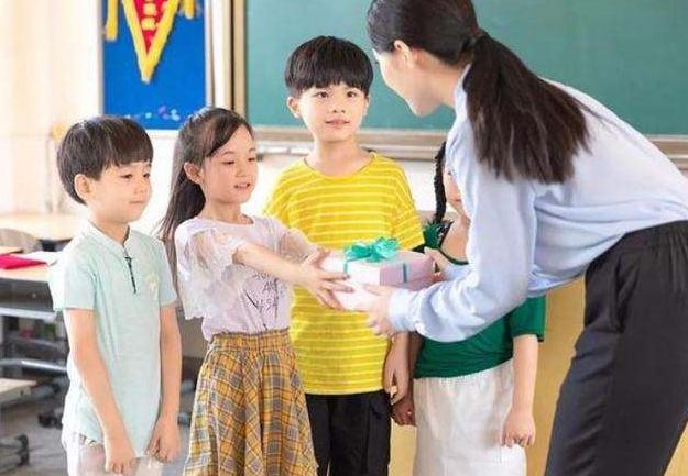 老师结婚家长随不随礼（学生参加老师婚礼用随礼吗）