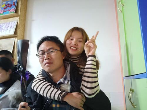 女大学生上课偶遇前男友，大学老师“仗义相助”，后续却有些尴尬