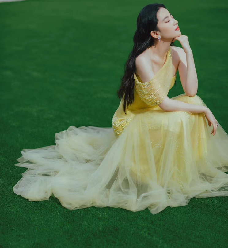 杨颖回击质疑秀咖位,穿大牌高定录《跑男》,之前被指遭冷落