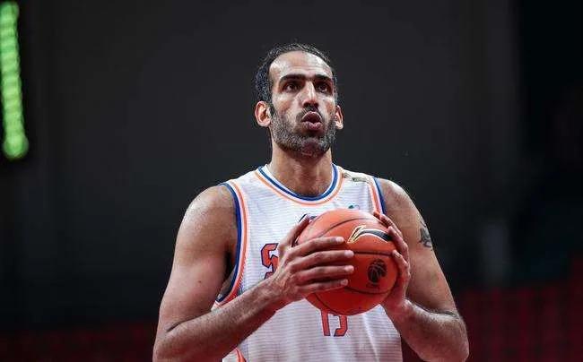 伊朗篮球后卫(宝刀不老!37岁伊朗中锋哈达迪,将与四川男篮再续约一年)