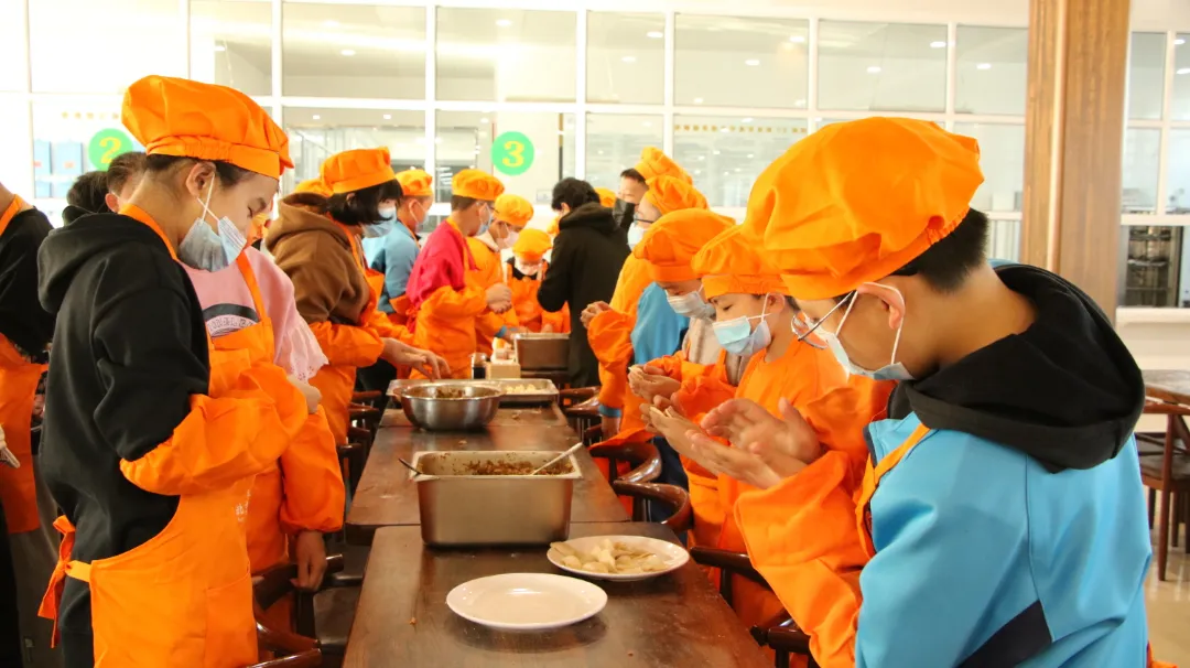 10000+饺子滚滚而来——闻励师生包饺子，话饺子，团团围坐吃饺子