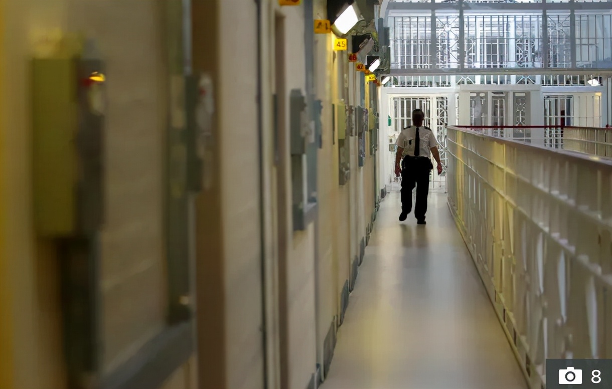 英国“食人魔”专杀恋童变态，被锁地牢38年，网友：比死刑残忍