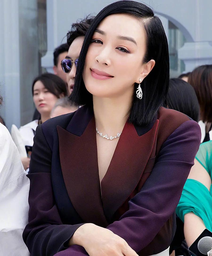 钟丽缇模仿刘畊宏跳操，累到直喘气腰赘肉抢镜网友：还没我身材好