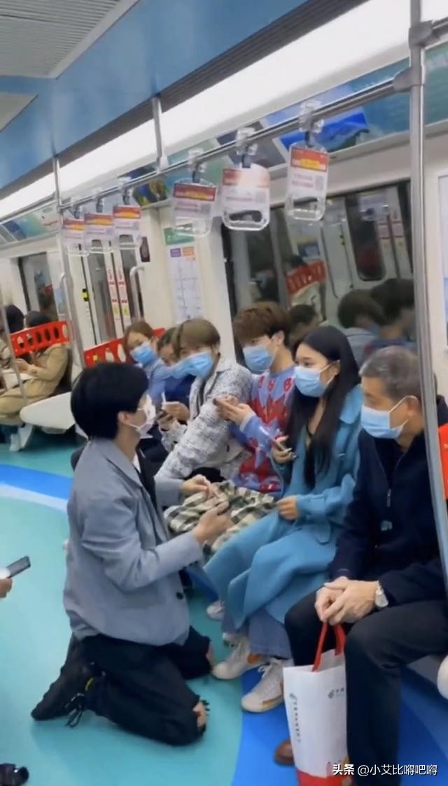 地铁里，一男子对陌生女子双膝跪地，求加对方为好友