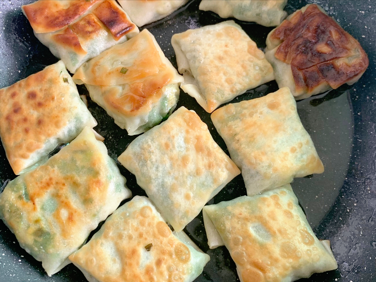 不用和面的韭菜盒子，凉了也不硬，教你详细做法，外酥里嫩真好吃
