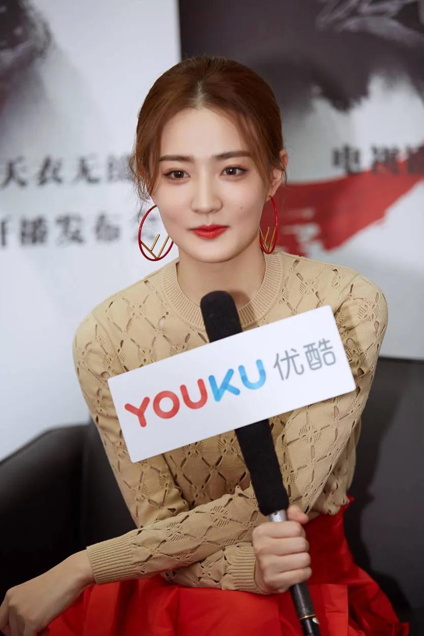 徐璐，五官精致，身姿优雅