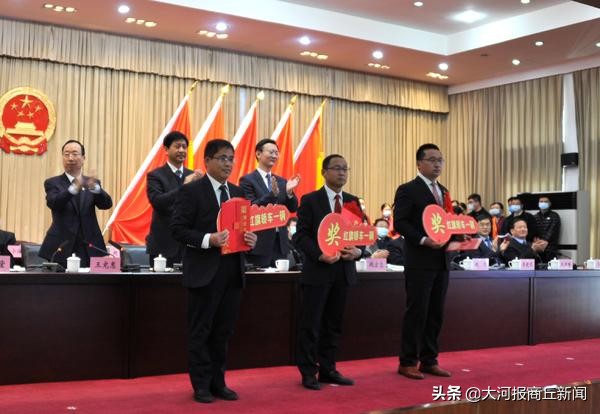 牛！夏邑三名教师每人奖励一台轿车，被授予“夏邑首届功勋人物”称号