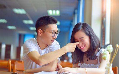 男同学当众表白，未经同意就“亲吻”女生，旁观者看不下去了