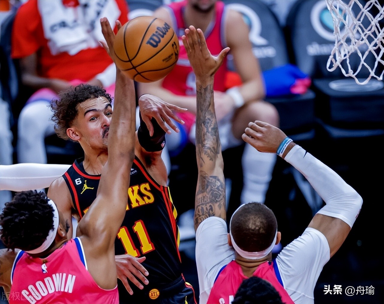 今日NBA：勇士惊天大逆转，詹皇缺阵湖人负灰熊，雄鹿15连胜