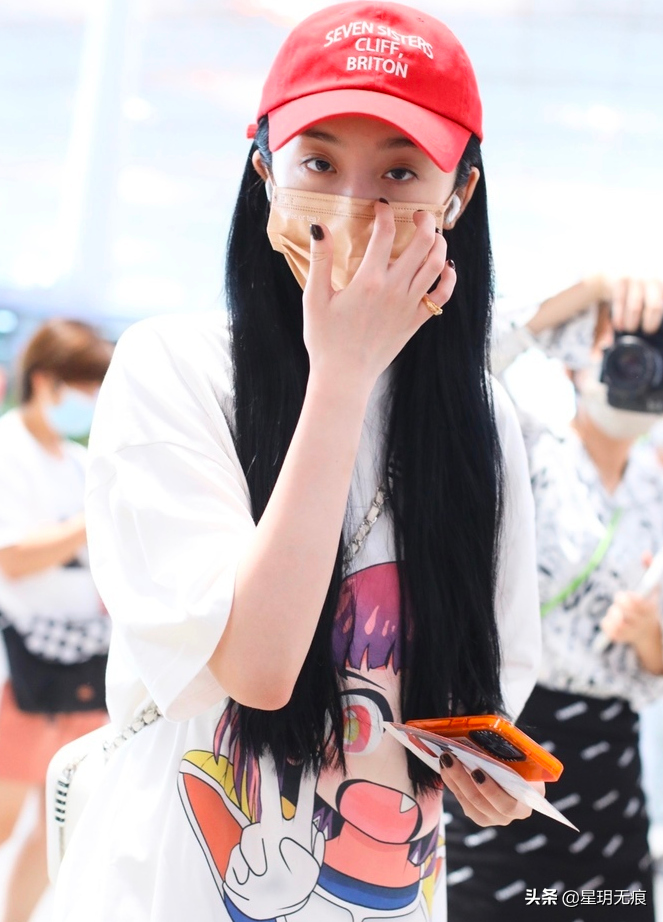 赵小棠戴红色棒球帽现身机场 穿白色长T搭配长筒袜好甜美
