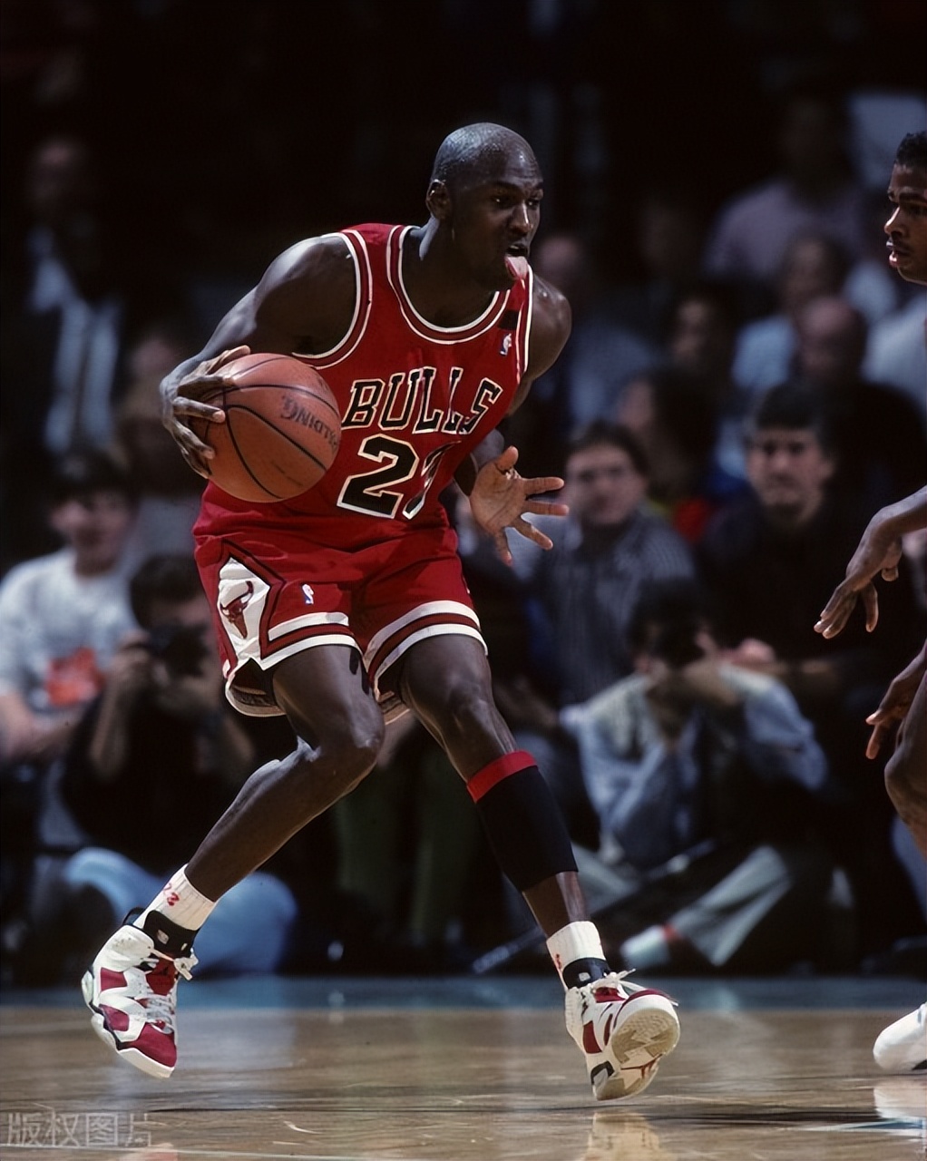 為什么nba球衣有耐克（NBA的球衣為什么從耐克標變成了喬丹標，耐克公司發(fā)生了什么？）