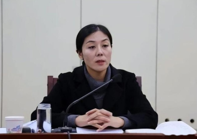 庭长是有家室的人,但是姜保红的美貌和优越的条件使得他顾不上妻子