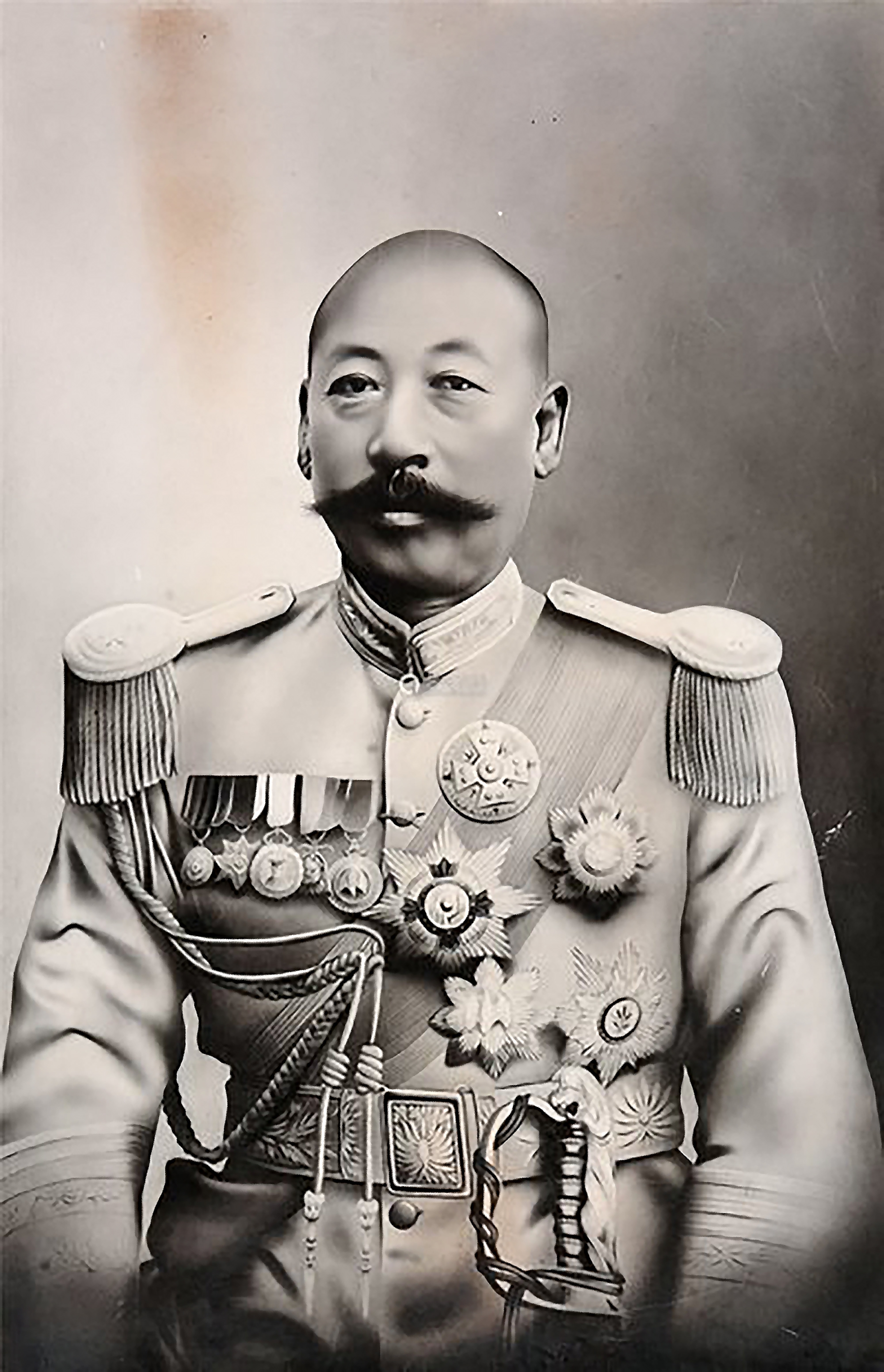 民国北洋政府第五任总统曹锟段祺瑞没有办法,赶紧下令他的大将徐树铮