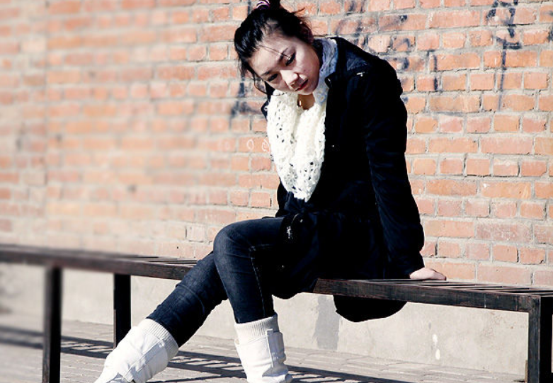 90后人大才女，不顾批评做裸模，衣不蔽体接受采访，今回归家庭