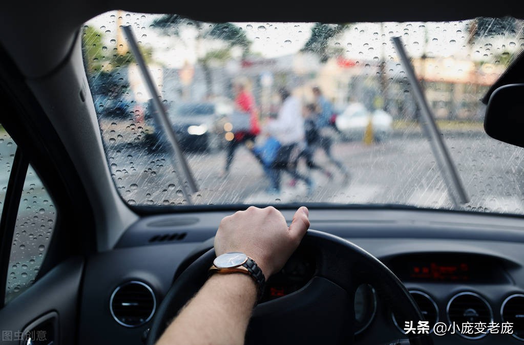 下雨天開車應該注意哪些方面?小白一定要記得收藏