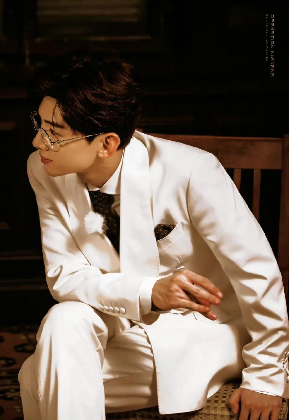 白敬亭极限挑战，身穿白色西装简直不要太帅