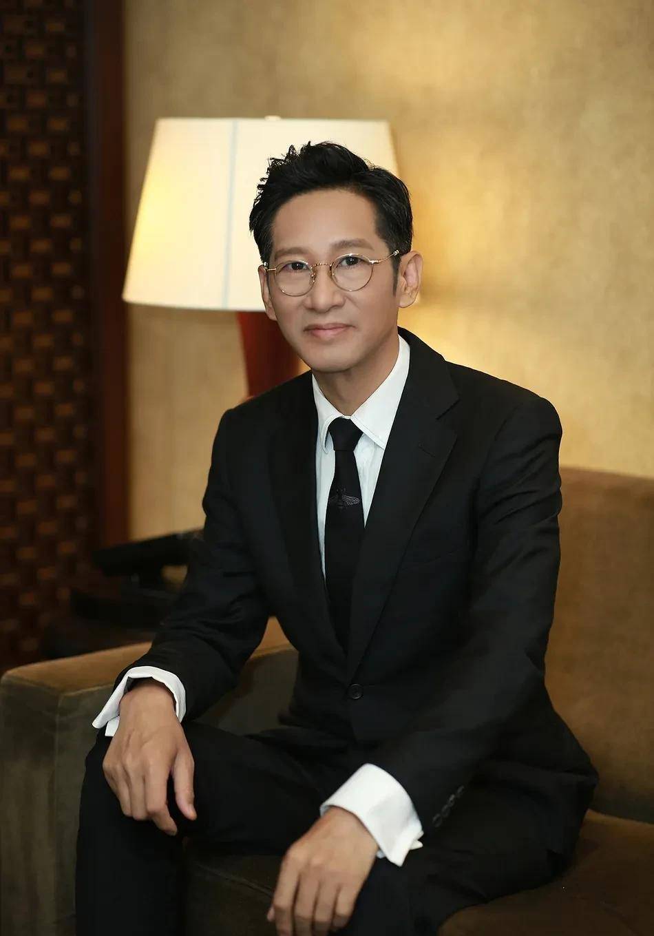 王劲松和吴京都是非常敬业的演员,我们都很欣赏他们的敬业但我想对