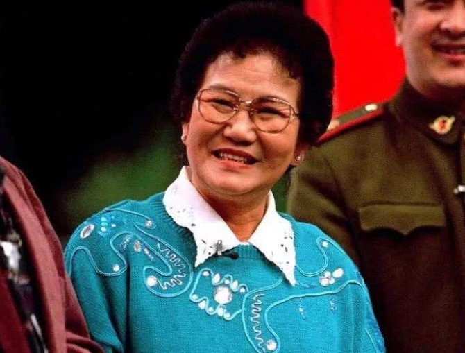 15岁出道,两度丧夫,"没文化"的赵丽蓉笑着骗了观众11年