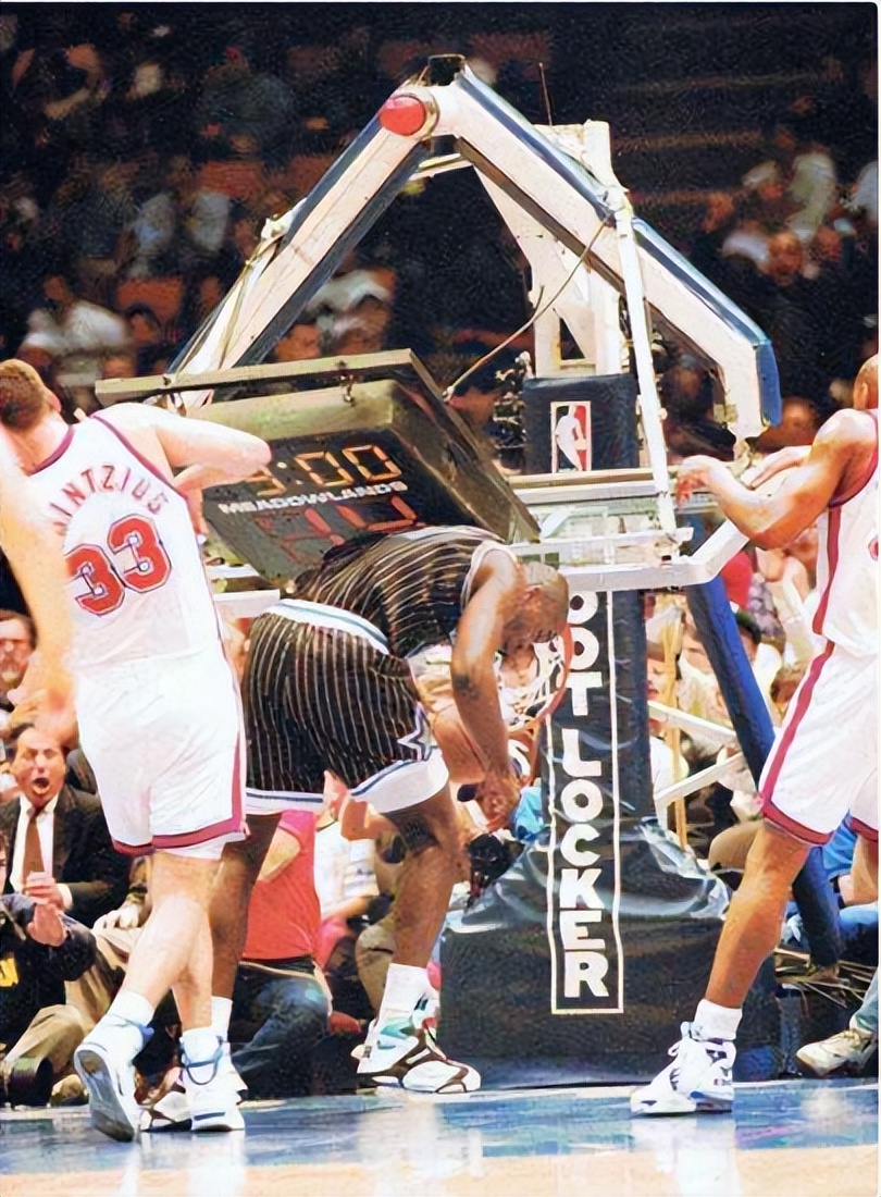 為什么nba球員手臂有輪廓（90年代的NBA中鋒肌肉有多強大？對比如今內(nèi)線，當(dāng)年全是麒麟臂）