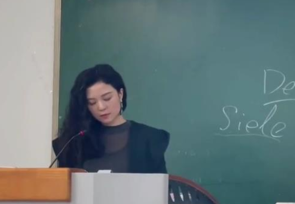 四川：大学课堂上的西班牙语老师，眼里带笑风情万种，不要太迷人