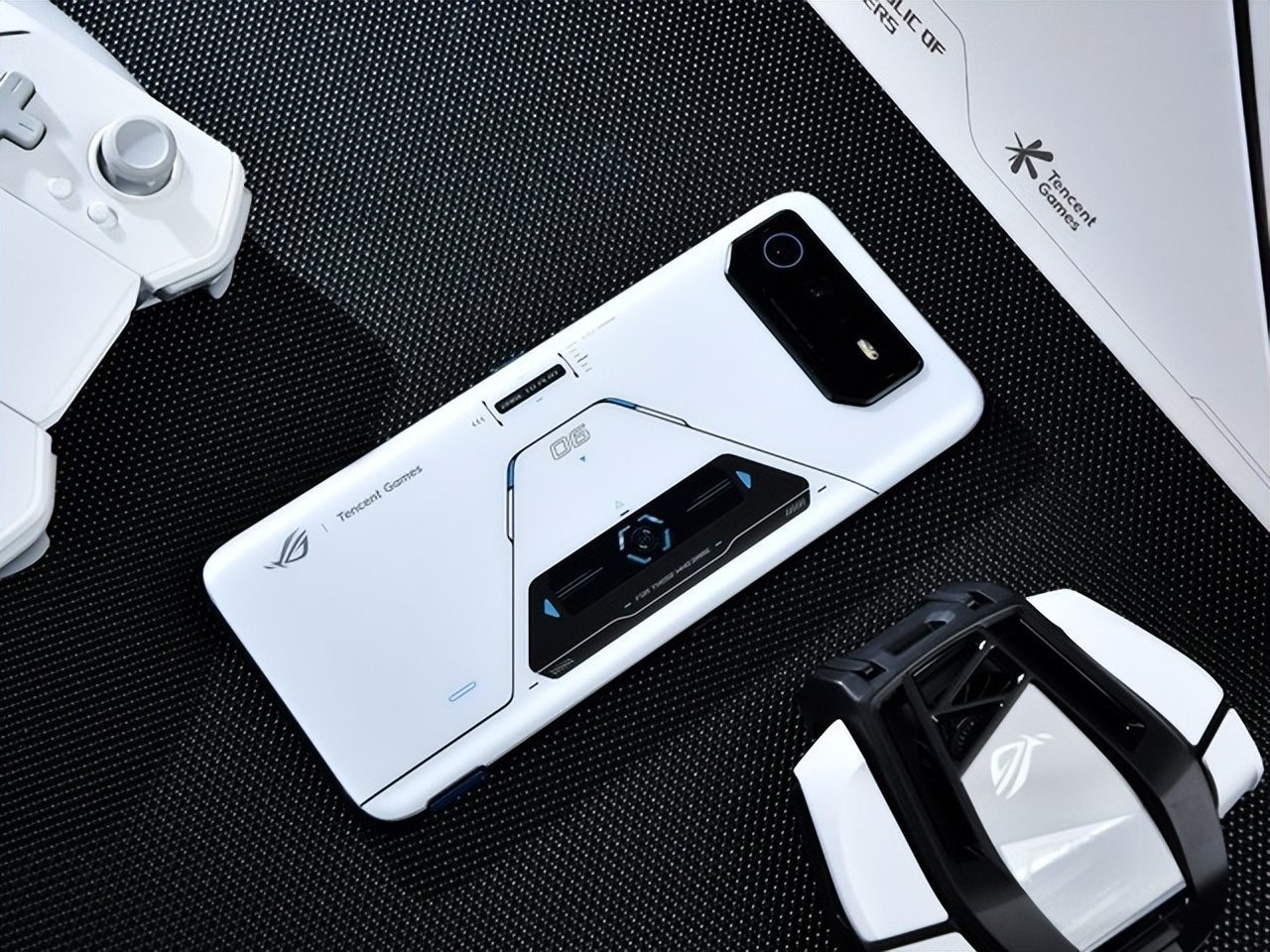 骁龙8+被榨干 腾讯ROG游戏手机6Pro图赏