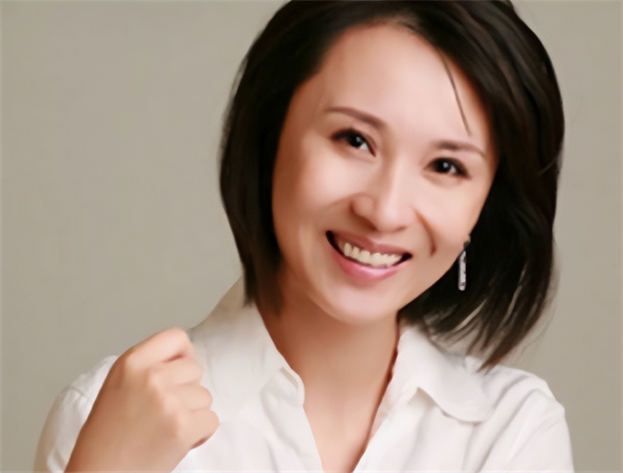 天水籍央视天气预报主持人——裴新华的家族背景让人连生羡慕