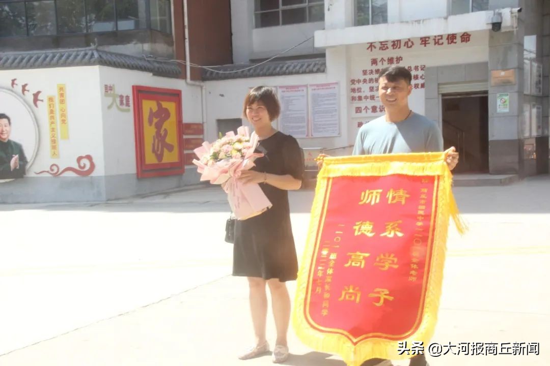 商丘市回民中学：老师手写书签送学子(图1)