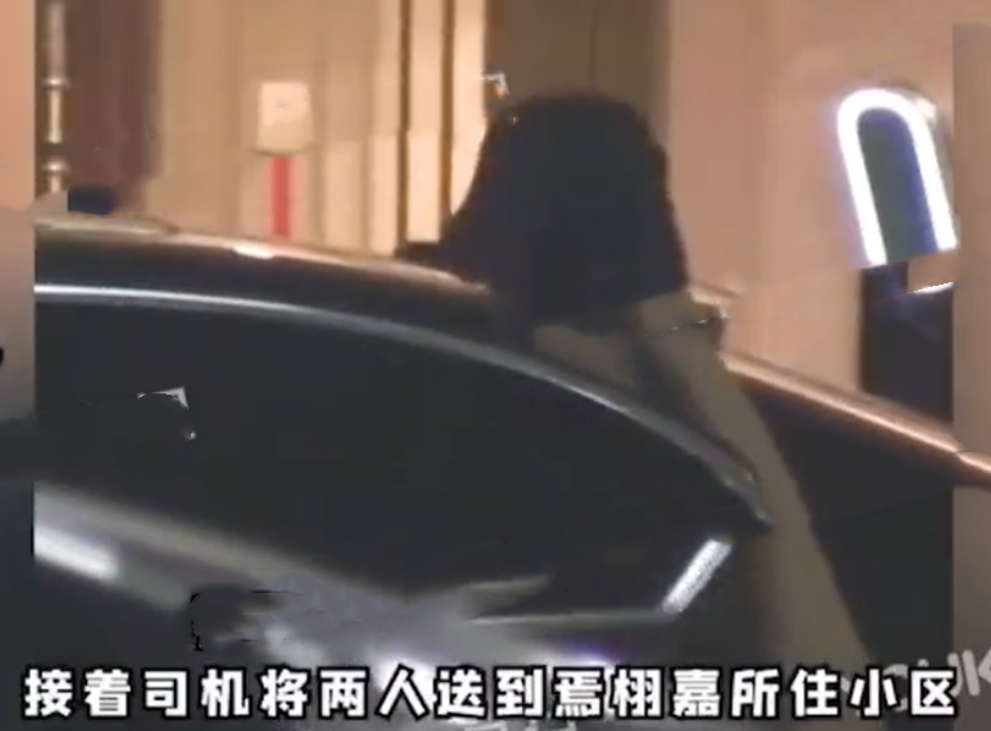焉栩嘉新女友疑似张子枫！两人穿情侣装被拍，去年10月已被曝恋爱