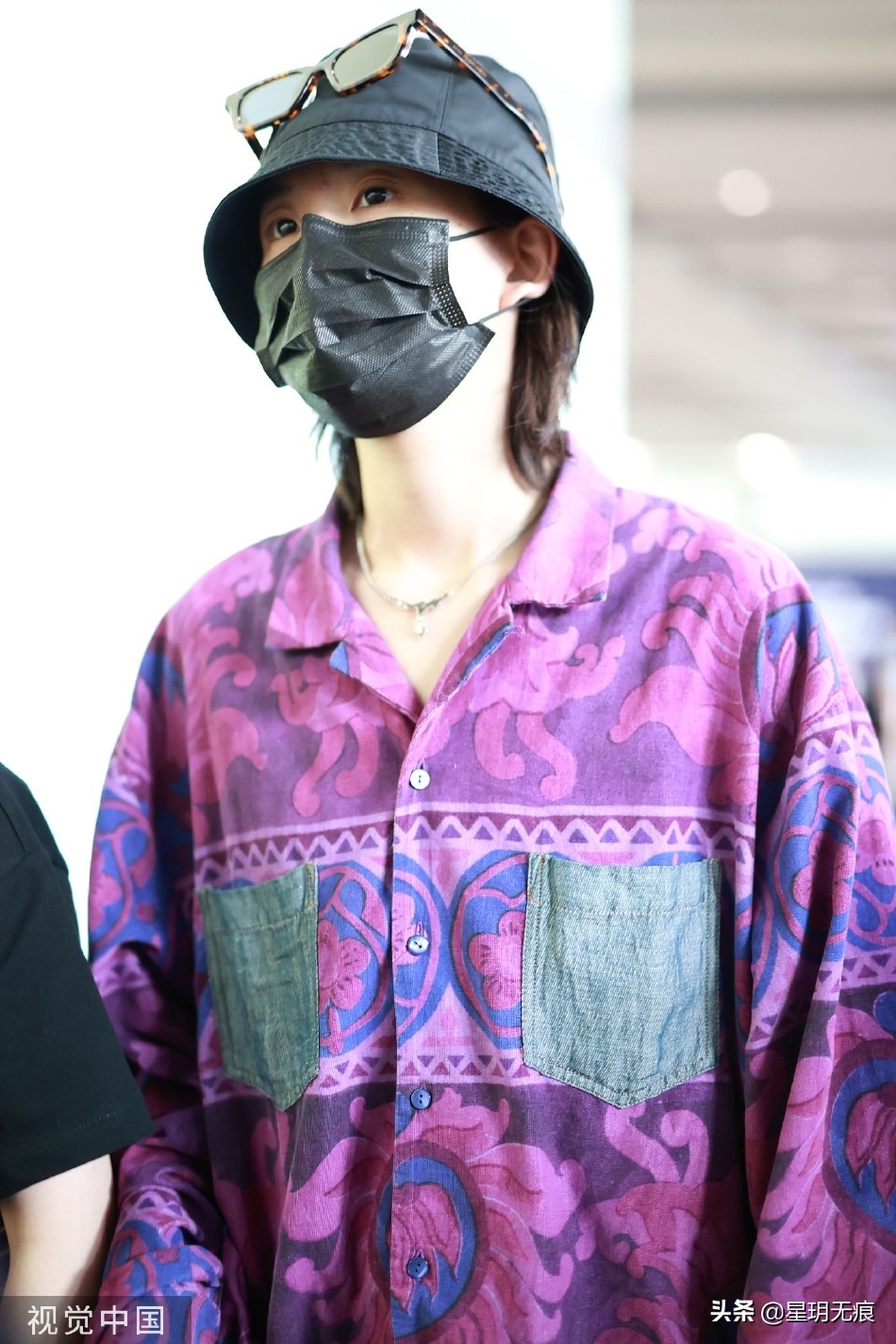 陆柯燃现身北京机场 穿花衬衫搭短裤诠释度假风穿搭