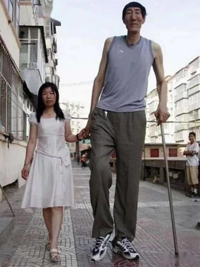 鲍喜顺为什么去nba（中国篮坛的第一巨人，娶小28岁妻子冒险生子，他们的现状如何？）