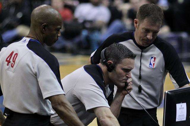 nba裁判為什么都穿黑鞋（NBA的裁判是如何挑選的？他們的待遇怎么樣？他們會打籃球嗎？）
