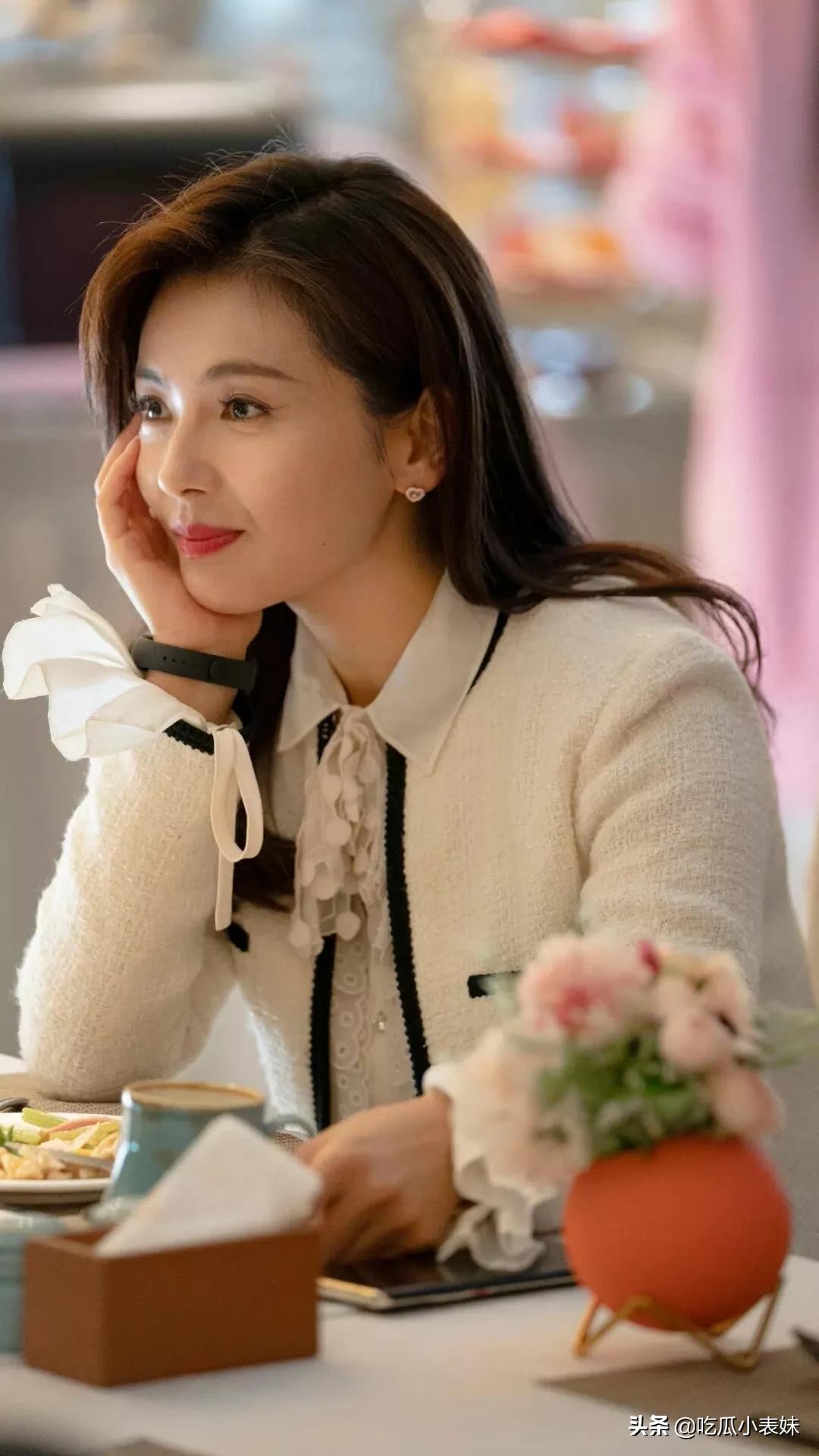 刘涛迷人美照，衣着光鲜，靓丽时尚，真的很美