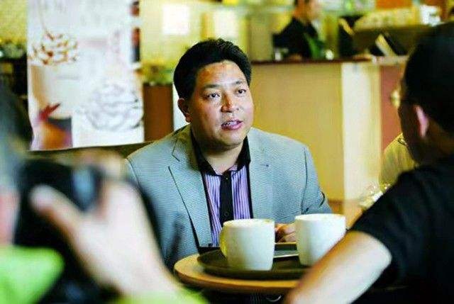 重庆小伙被迫乞讨，好心姐姐出手相救，20年后，小伙出100万报恩