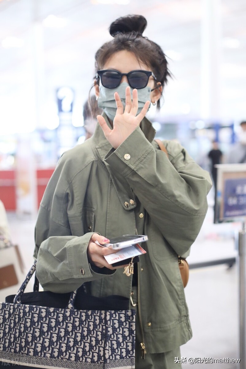 章若楠工装外套搭短裤现身机场，头发高扎超酷绝伦