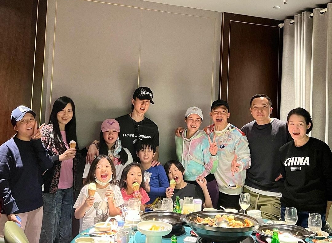 刘畊宏晒爸爸5聚会照，春哥一手抱Jasper一手抱小泡芙，笑容满足