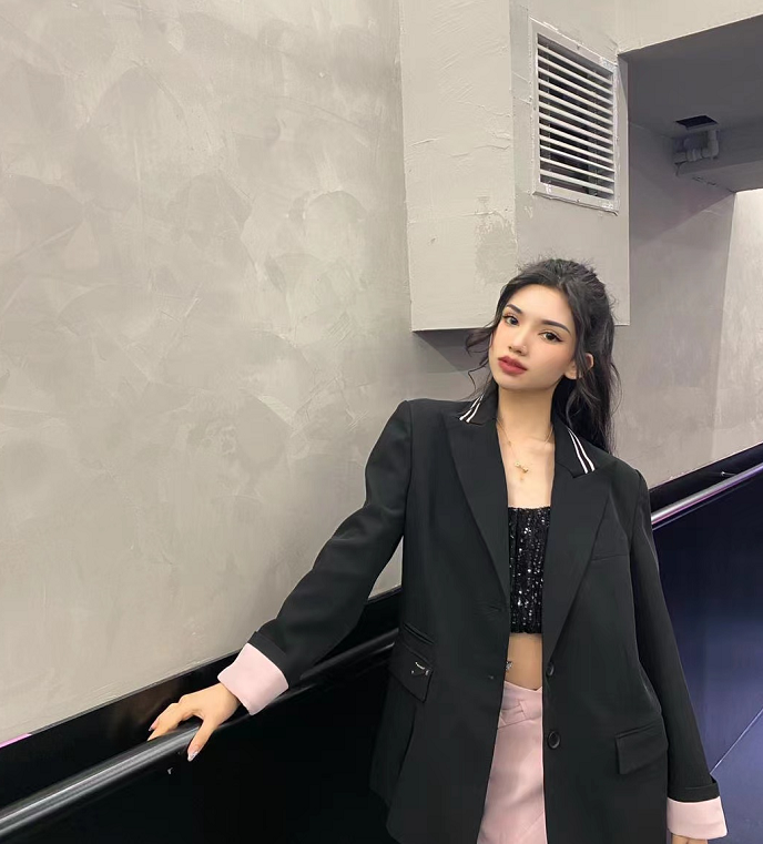 大学运动会“举牌女生”，气质出众像奥黛丽赫本，男生眼睛都直了