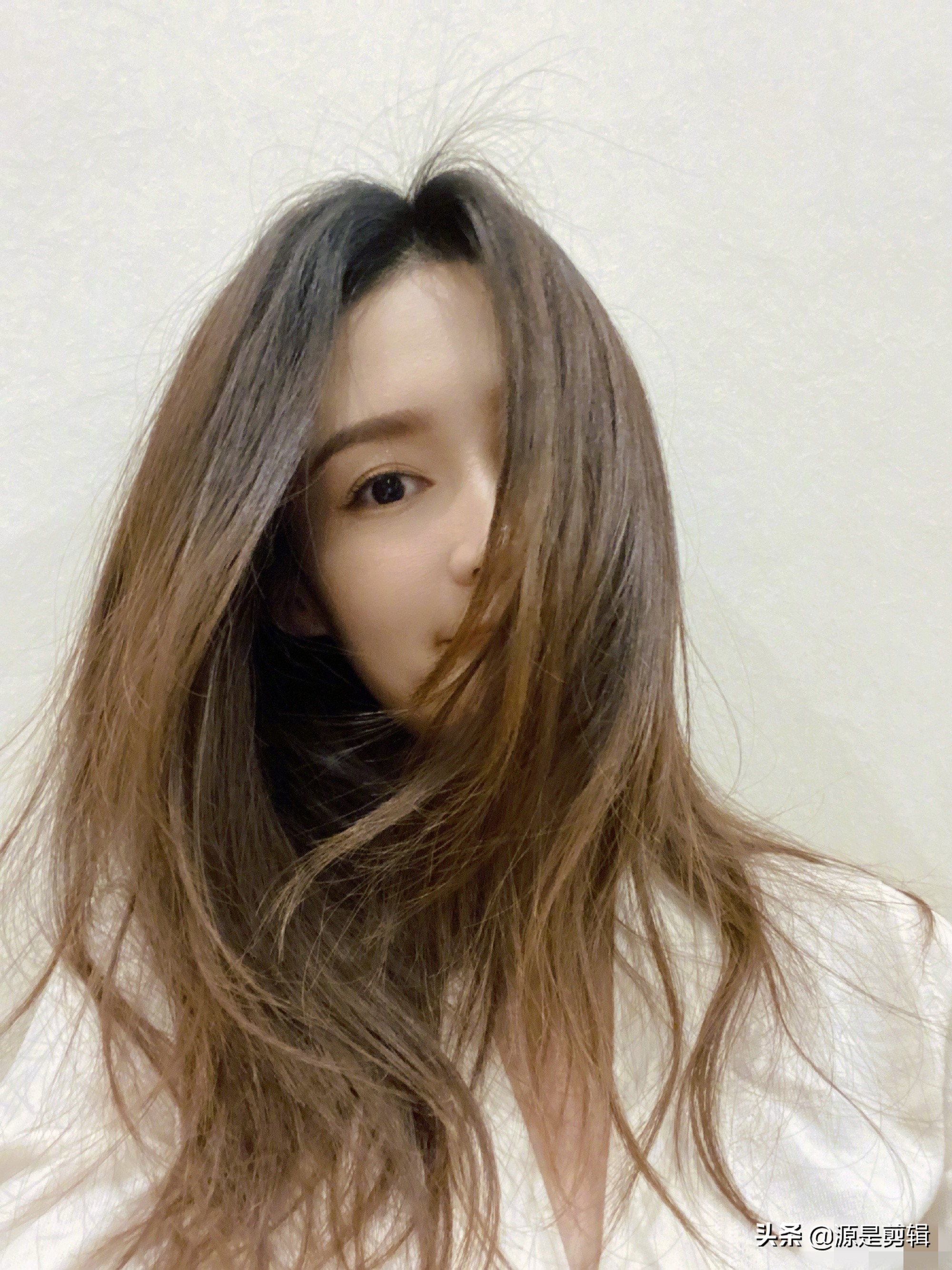 李沁长发披肩自拍搞怪美照