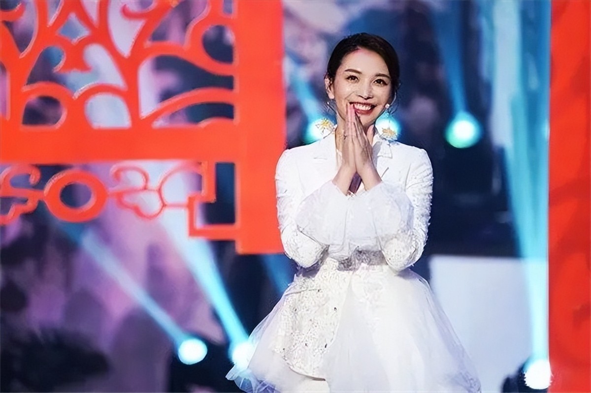 还记得主持人栗坤吗？如今她的近况如何？