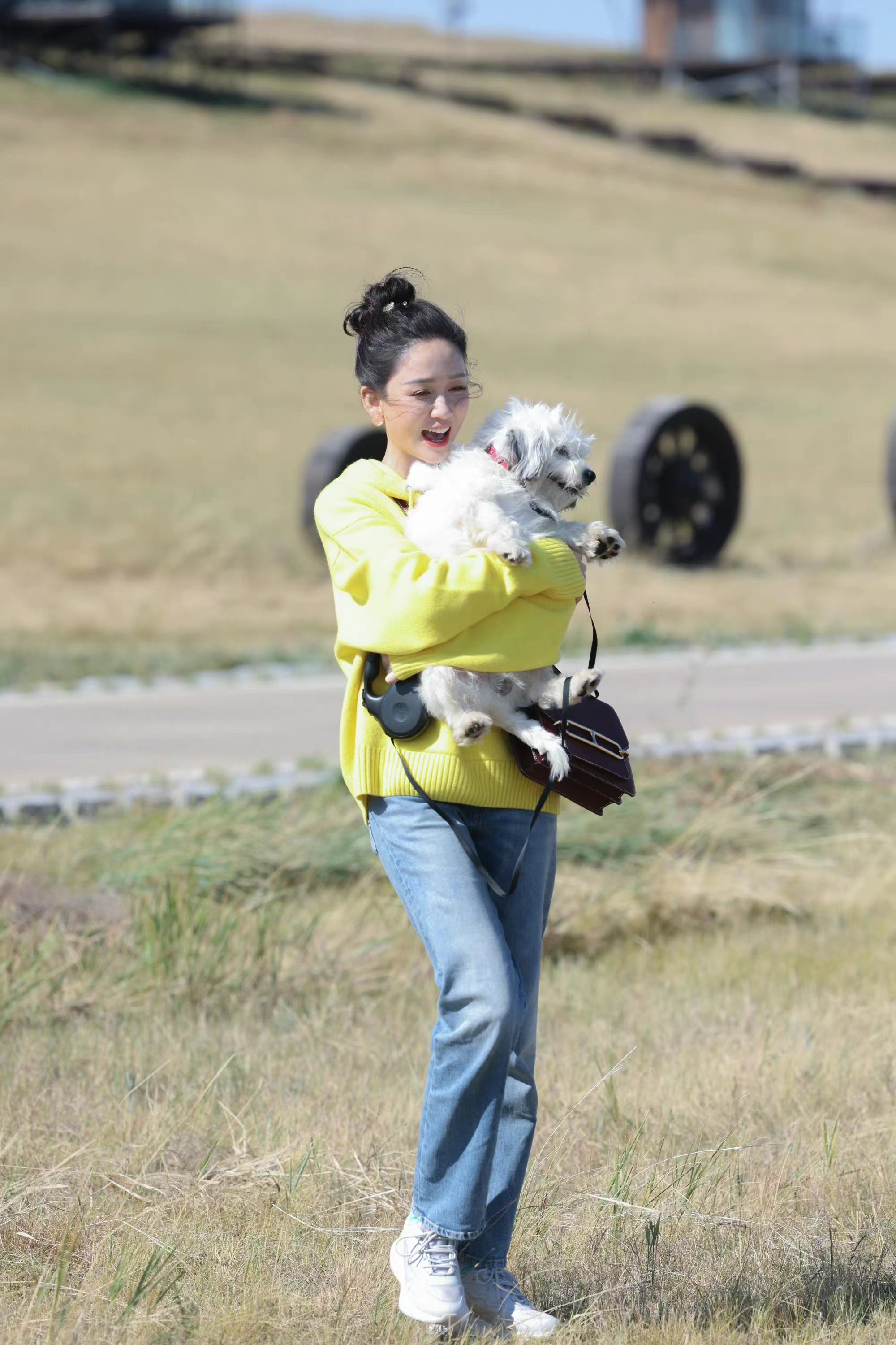 陈乔恩《妻子6》造型好美,黄色针织卫衣搭丸子头,清新又减龄