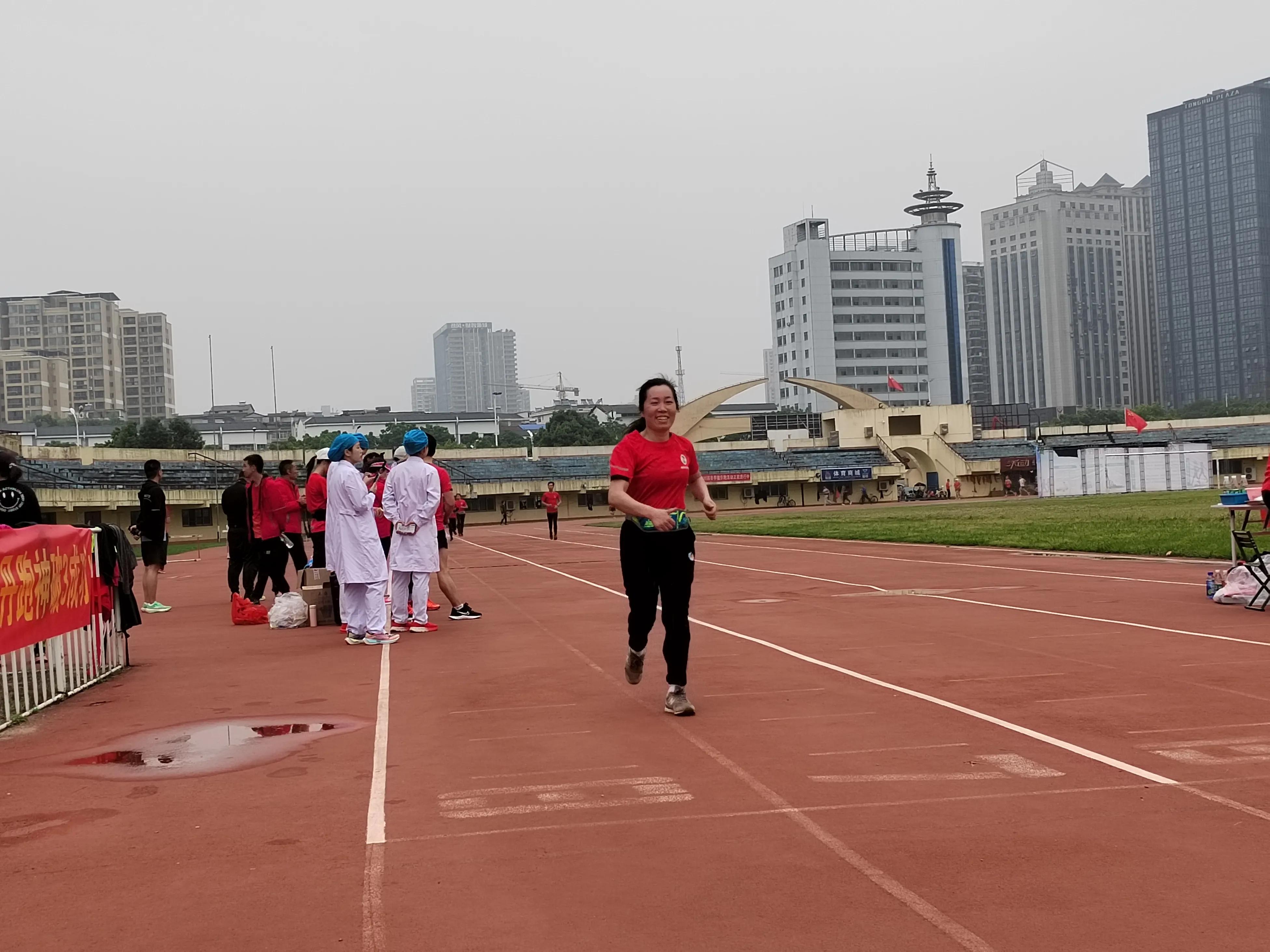 温泉体育中心(两个人的竞技，一群人的狂欢——宏聚跑团“五一”竞技跑活动纪实)