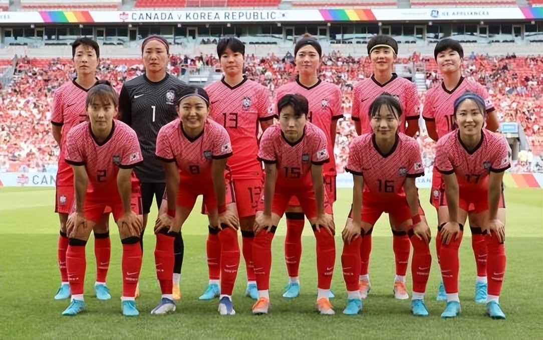 韩国女足世界排名(1-2！韩国队倒下，2次失误送礼，创造7年耻辱，中国女足渔翁得利)