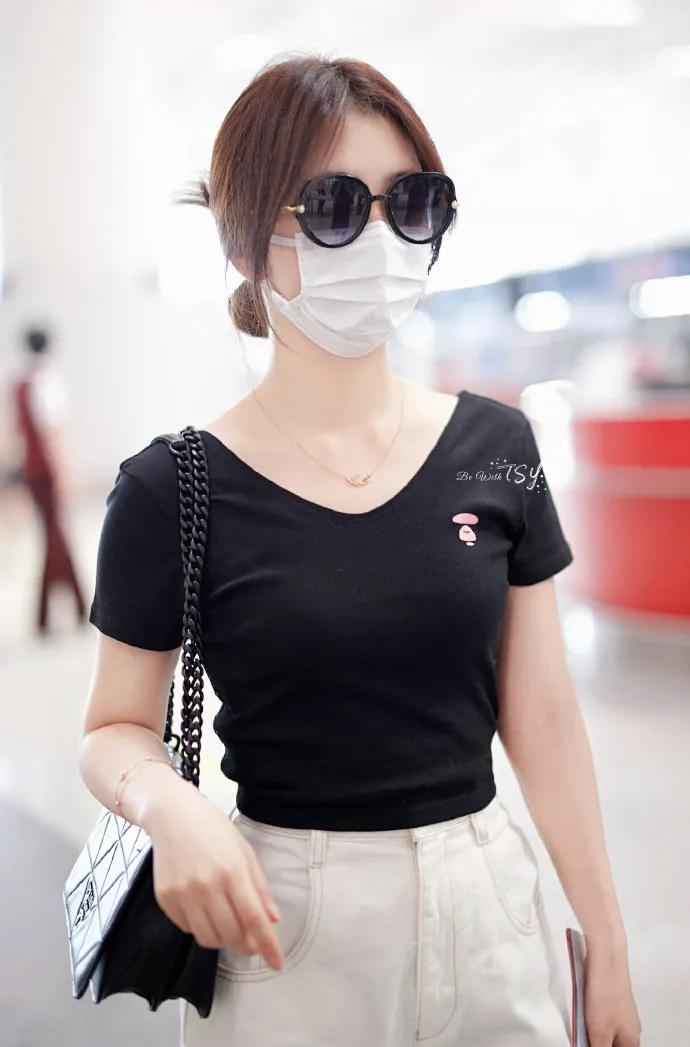 谭松韵昨日的机场私服解析，简约黑白配色，穿得轻松舒适！​​​