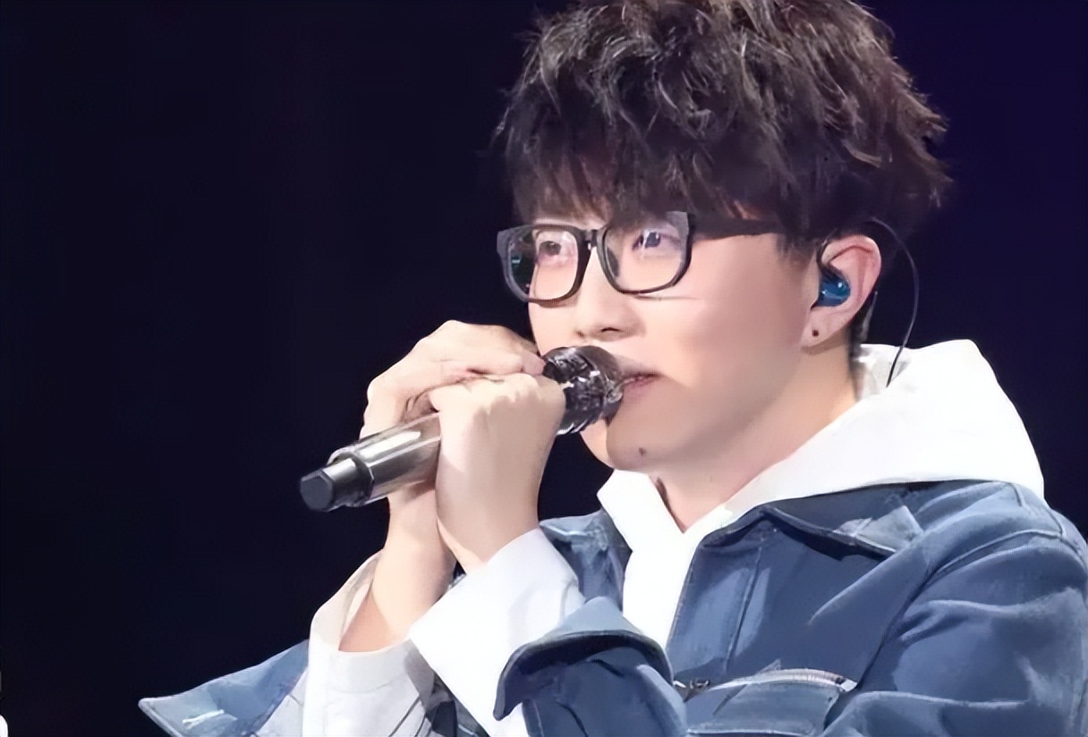 明明有1米8的大高个，但看起来很“矮”的12位男星，个个让人意外