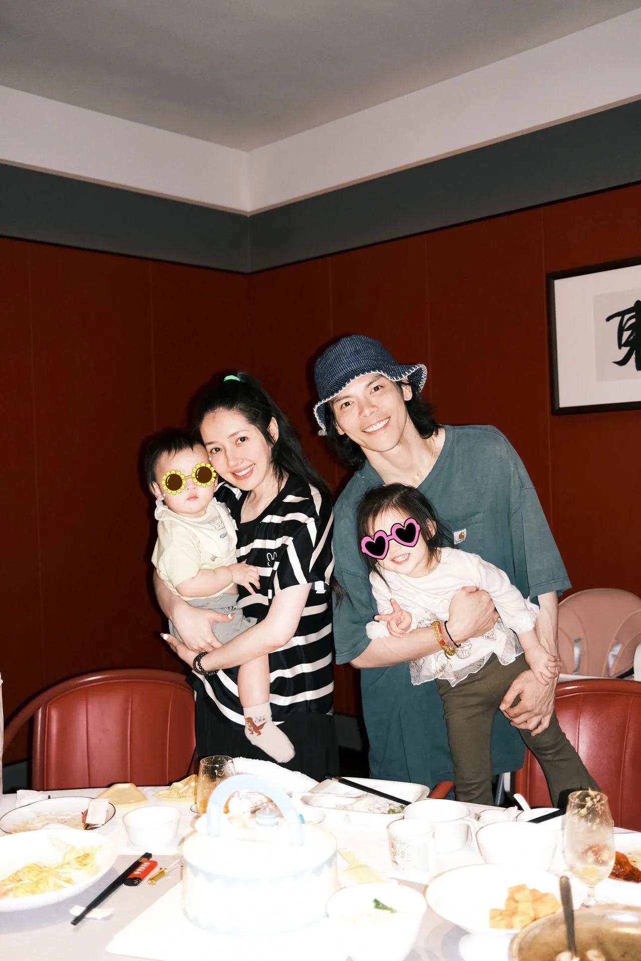 向佐晒温馨日常,一家四口凹造型拍照好欢乐,郭碧婷美回颜值巅峰